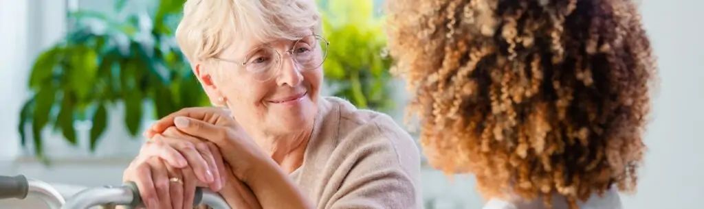 Mevrouw met verpleegkundige